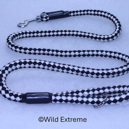 Black and white checkered dog leash on a light blue background with 'Wild Extreme' branding.