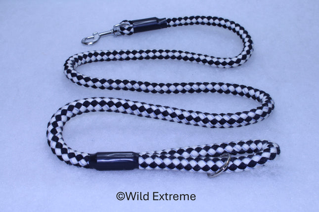 Black and white checkered dog leash on a light blue background with 'Wild Extreme' branding.