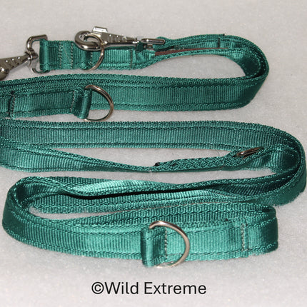 Green dog leash with metal clips on a white background, branded 'Wild Extreme'.
